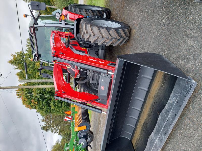 Tractors  MF5s.135 Photo